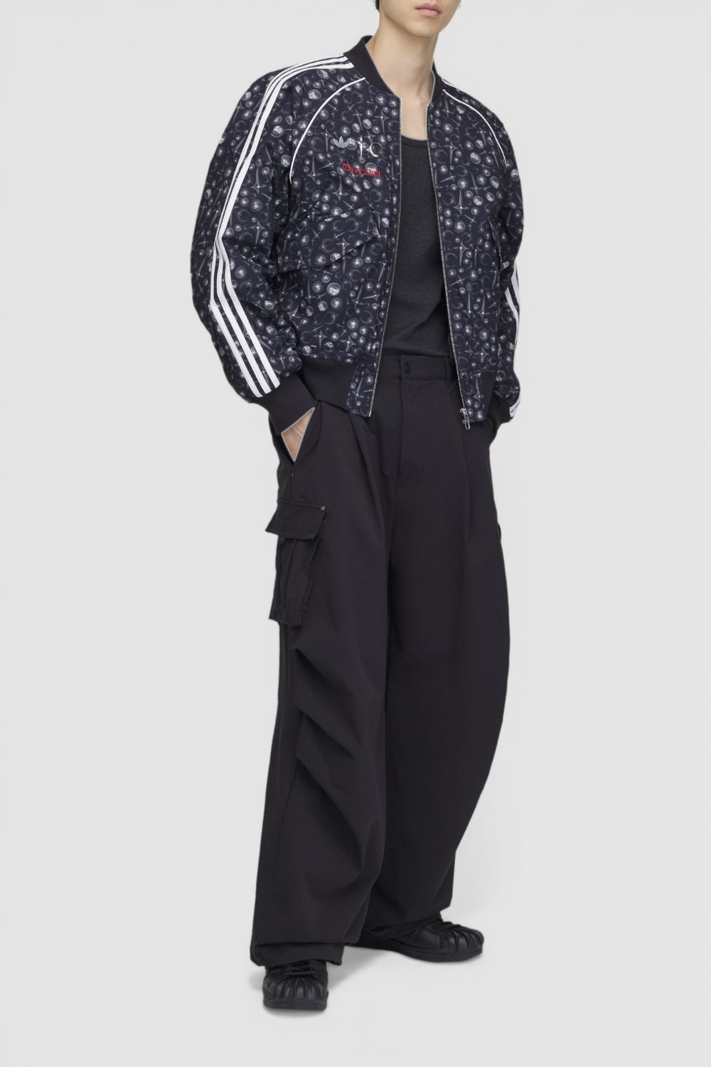 תמונת כל הלוק של ז'קט טראק אדידס X ת'אג קלאב